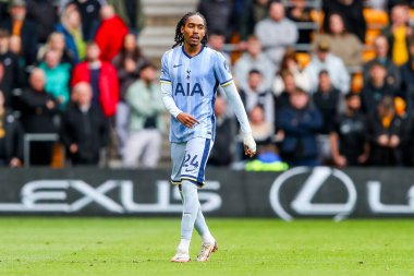 Tottenham Hotspur 'dan Djed Spence, Premier League maçında Wolverhampton Wanderers' a karşı Tottenham Hotspur 'a bakıyor. Molineux, Wolverhampton, Birleşik Krallık' ta, 13 Nisan 2025