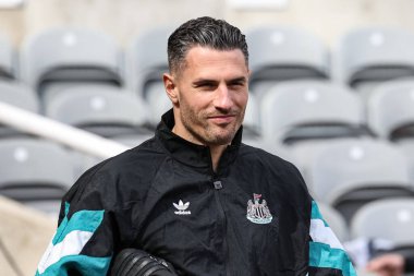 Newcastle United takımından Fabian Schr, Premier League maçı sırasında Manchester United 'a karşı St. James' s Park, Newcastle, İngiltere 'de 13 Nisan 2025' te geldi.