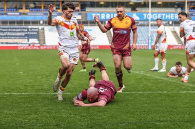 Huddersfield Giants takımından Jake Bibby, 13 Nisan 2025 'te John Smith Stadyumu' nda oynanan Betfred Süper Lig karşılaşmasında Huddersfield Giants ve Catalans Dragons maçına gidiyor.