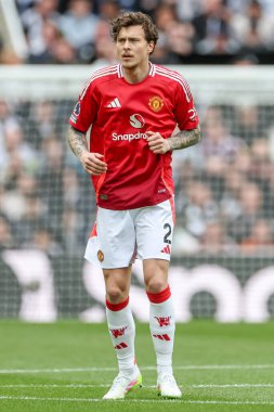Manchester United takımından Victor Lindelf 13 Nisan 2025 'te St. James' s Park, Newcastle, İngiltere 'de oynanan Premier League maçında Newcastle United ile Manchester United maçını izliyor.