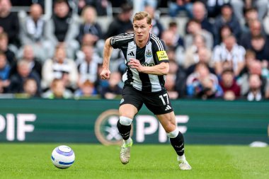 Newcastle United takımından Emil Krafth, Premier League maçında Manchester United 'a karşı St. James' s Park, Newcastle, Birleşik Krallık 'ta 13 Nisan 2025 tarihinde oynanan maçta topla koşuyor.