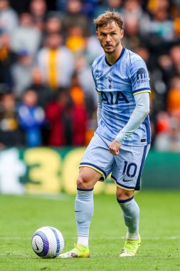 Tottenham Hotspur takımından James Maddison, Premier League maçında Wolverhampton Wanderers - Tottenham Hotspur maçında topla koşuyor. Molineux, Wolverhampton, İngiltere, 13 Nisan 2025