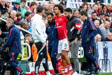 Manchester United takımından Joshua Zirkzee, 13 Nisan 2025 'te St. James' s Park, Newcastle 'da oynanan Premier League karşılaşmasında sahadan sakatlandı.