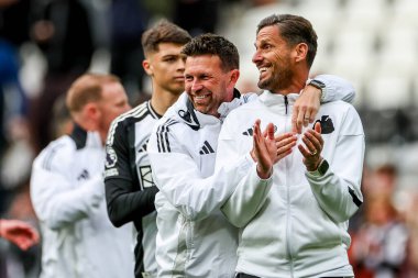 Newcastle United 'ın yardımcı antrenörü Jason Tindell, 13 Nisan 2025' te St. James 's Park, Newcastle, Birleşik Krallık' ta oynanan Premier League maçı sonrasında takımların kazandığı galibiyet sonrasında taraftarları takdir ediyor.