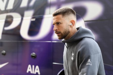 Tottenham Hotspur 'dan Guglielmo Vicario, 13 Nisan 2025 tarihinde Wolverhampton, Wolverhampton' da Wolverhampton Wanderers ile Tottenham Hotspur arasında oynanan Premier League karşılaşmasından önce geldi.