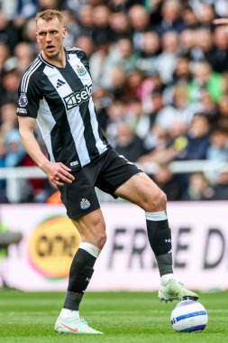 Newcastle United takımından Dan Burn, Premier League maçında topu kontrol ediyor. Newcastle United, Manchester United 'a karşı St. James' s Park, Newcastle, İngiltere, 13 Nisan 2025