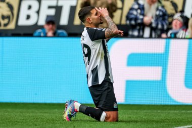 Newcastle United takımından Bruno Guimaraes, 13 Nisan 2025 'te St. James' s Park, Newcastle, İngiltere 'de oynanan Premier League maçı Newcastle United maçında takım arkadaşlarıyla 4-1 kazanma hedefini kutluyor.