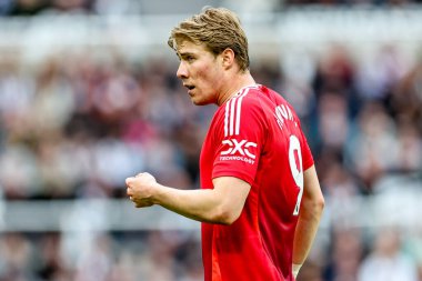 Manchester United takımından Rasmus Hjlund, 13 Nisan 2025 'te St. James' s Park, Newcastle 'da oynanan Premier League karşılaşmasında tepki gösterdi.