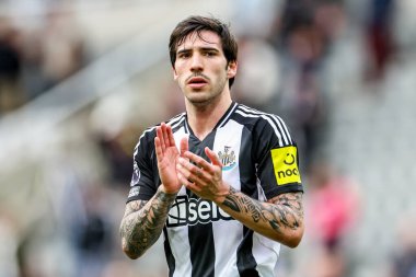 Newcastle United takımının oyuncusu Sandro Tonali, 13 Nisan 2025 'te St. James' s Park, Newcastle, İngiltere 'de oynanan Premier League maçı sonrasında takımların kazandığı galibiyet sonrasında taraftarları kabul ediyor.