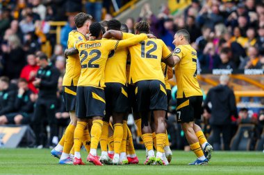 Wolverhampton Wanderers takımından Rayan Ait-Nouri, 13 Nisan 2025 tarihinde Wolverhampton Tottenham Hotspur 'a karşı oynanan Premier League maçında takım arkadaşlarıyla yaptığı maçı 1-0 kazanarak kutluyor.