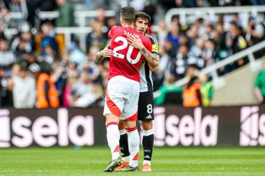 Manchester United 'dan Diogo Dalot, Premier League maçı Newcastle United ile Manchester United maçının ardından 13 Nisan 2025' te St. James 's Park, Newcastle, İngiltere' de Sandro Tonali 'ye sarıldı.