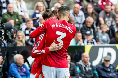 Manchester United takımından Alejandro Garnacho, 13 Nisan 2025 'te St. James' s Park, Newcastle, İngiltere 'de oynanan Premier League maçı Newcastle United maçında Noussair Mazraoui ile 1-1' lik galibiyetini kutluyor.
