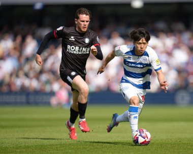 Queens Park Rangers takımından Koki Saito, 12 Nisan 2025 tarihinde Londra 'daki Kiyan Prince Foundation Stadyumu' nda oynanan Queens Park Rangers - Bristol City maçında topla birlikte ilerliyor.