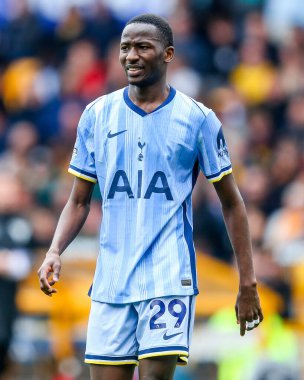 Tottenham Hotspur 'dan Pape Matar Sarr, 13 Nisan 2025' te Wolverhampton Wanderers - Tottenham Hotspur maçında tepki gösterdi.