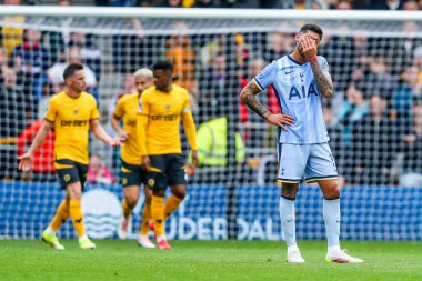 Tottenham Hotspur 'dan Cristian Romero, Wolverhampton Wanderers' ın 13 Nisan 2025 tarihinde Molineux, Wolverhampton, İngiltere 'de oynanan Premier League maçında Wolverhampton Wanderers ile Tottenham Hotspur arasındaki üçüncü gol sonrasında tepki gösterdi.