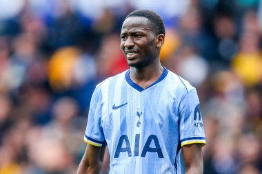 Tottenham Hotspur 'dan Pape Matar Sarr, 13 Nisan 2025' te Wolverhampton Wanderers - Tottenham Hotspur maçında tepki gösterdi.