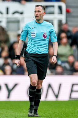 Hakem Chris Kavanagh, Premier Lig maçı sırasında St.James 's Park, Newcastle, İngiltere' de oynanan Newcastle United maçına bakıyor.