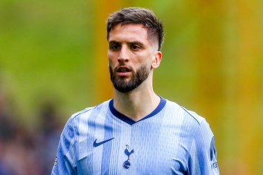 Tottenham Hotspur takımından Rodrigo Bentancur, Premier Lig maçında Wolverhampton Wanderers 'a karşı Tottenham Hotspur' a karşı Molineux, Wolverhampton, Birleşik Krallık 'ta 13 Nisan 2025' te bakıyor.