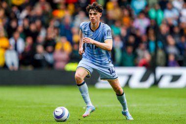 Tottenham Hotspur takımından Archie Gray, Premier League maçında Wolverhampton Wanderers 'a karşı Tottenham Hotspur, Molineux, Wolverhampton, Birleşik Krallık' ta 13 Nisan 2025 'te koşuyor.