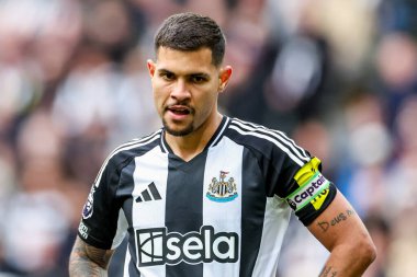 Newcastle United takımından Bruno Guimaraes, 13 Nisan 2025 'te St. James' s Park, Newcastle, Birleşik Krallık 'ta oynanan Premier League maçı sırasında izlemektedir.