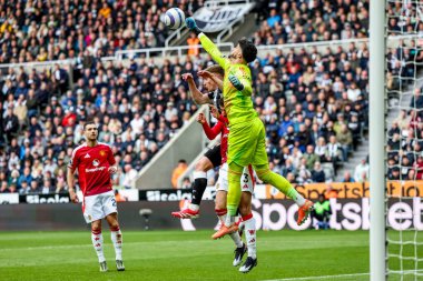 Manchester United takımından Altay Bayndr, Premier League maçı sırasında Manchester United 'a karşı St. James' s Park, Newcastle, Birleşik Krallık 'ta 13 Nisan 2025' te bir kurtarış yaptı.