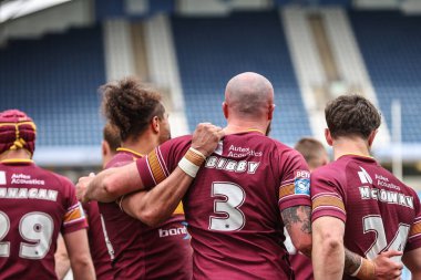 Huddersfield Giants takımından Jake Bibby, 13 Nisan 2025 'te John Smith Stadyumu' nda oynanan Betfred Süper Lig karşılaşmasında Huddersfield Giants ve Catalans Dragons maçını kutluyor.