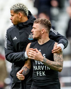 Newcastle United 'dan William Osula ve Kieran Trippier, 13 Nisan 2025' te St. James 's Park, Newcastle, Birleşik Krallık' ta oynanan Premier League maçı sonrasında takımların kazandığı galibiyet sonrasında taraftarlarını takdir ediyor.