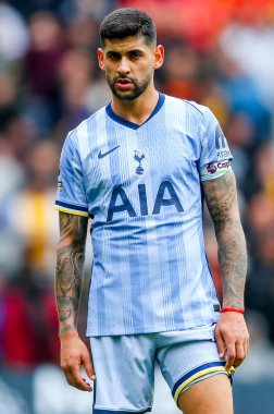 Tottenham Hotspur takımından Cristian Romero, 13 Nisan 2025 'te İngiltere' nin Wolverhampton kentinde oynanan Premier League maçında Wolverhampton Wanderers-Tottenham Hotspur maçına bakıyor.