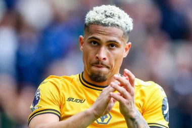 Wolverhampton Wanderers takımından Joao Gomes, 13 Nisan 2025 'te Wolverhampton Wanderers ile Tottenham Hotspur arasında oynanan Premier League karşılaşmasında taraftarları tanıyor.