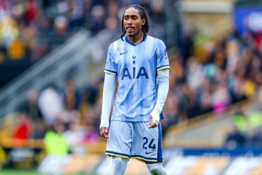 Tottenham Hotspur 'dan Djed Spence, 13 Nisan 2025' te Wolverhampton Wanderers - Tottenham Hotspur maçında üzgün görünüyor.