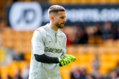 Tottenham Hotspur 'dan Guglielmo Vicario, 13 Nisan 2025' te Wolverhampton Wanderers ile Tottenham Hotspur arasında oynanan Premier League maçı öncesinde ısındı.