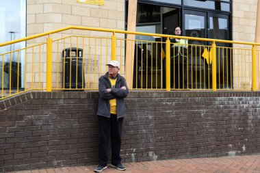 Wolverhampton Wanderers taraftarları Premier League maçı öncesinde Wolverhampton Wanderers Tottenham Hotspur 'a karşı Molineux, Wolverhampton, İngiltere, 13 Nisan 2025