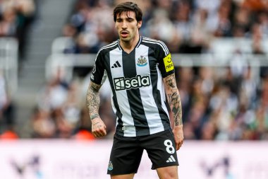 Newcastle United takımından Sandro Tonali, 13 Nisan 2025 'te St. James' s Park, Newcastle, İngiltere 'de oynanan Premier League karşılaşmasında Manchester United ile karşı karşıya geldi.