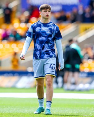 Tottenham Hotspur 'dan Mikey Moore, Premier League maçından önce ısınıyor. Wolverhampton Wanderers, Tottenham Hotspur' a karşı Molineux, Wolverhampton, Birleşik Krallık, 13 Nisan 2025