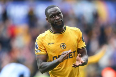 Wolverhampton Wanderers 'dan Toti Gomes, Premier League maçının ardından Wolverhampton Wanderers Tottenham Hotspur' a karşı Molineux, Wolverhampton, Birleşik Krallık 'ta 13 Nisan 2025' te oynanan maçın ardından ev sahiplerini alkışlıyor.