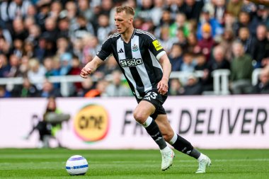 Newcastle United takımından Dan Burn, Premier League maçında topla koşuyor. Newcastle United, Manchester United 'a karşı St. James' s Park, Newcastle, İngiltere, 13 Nisan 2025