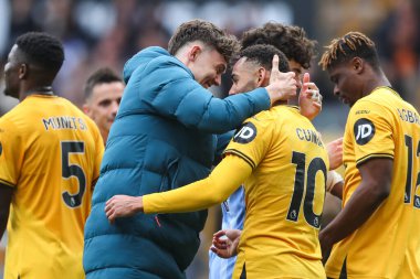 Wolverhampton Wanderers takımından Jrgen Strand Larsen ve Wolverhampton Wanderers takımından Matheus Cunha, Wolverhampton Wanderers 'ın Molineux, Wolverhampton' da Tottenham Hotspur 'a karşı oynadığı 13 Nisan 2025 tarihli Premier League maçı sonrasında kucaklaşıyorlar.