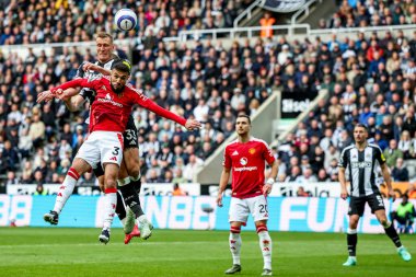 Manchester United takımından Noussair Mazraoui, Premier Lig maçında Newcastle United ile Manchester United arasındaki St. James 's Park, Newcastle, İngiltere' de 13 Nisan 2025 'de oynanan karşılaşmada topa atlıyor.