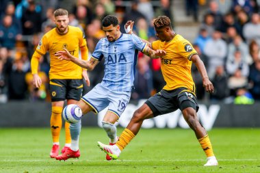 Tottenham Hotspur 'dan Dominic Solanke, Wolverhampton Wanderers - Tottenham Hotspur maçı sırasında Wolverhampton Wanderers' dan Emmanuel Agbadou 'nun baskısı altında.