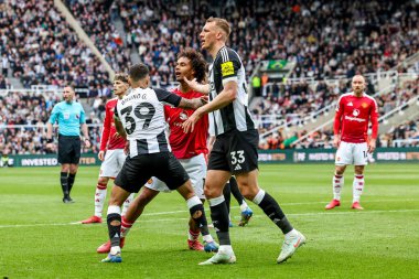 Newcastle United 'dan Bruno Guimaraes ve Dan Burn Premier League' den Joshua Zirkzee ile birlikte Manchester United 'a karşı St. James' s Park, Newcastle, İngiltere 'de 13 Nisan 2025' de oynanan karşılaşmada top için mücadele ediyorlar.