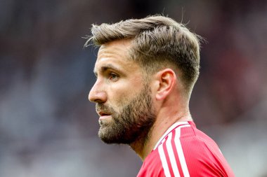 Manchester United takımından Luke Shaw 13 Nisan 2025 'te St. James' s Park, Newcastle, İngiltere 'de oynanan Premier League karşılaşmasında Newcastle United ile Manchester United' ı izliyor.