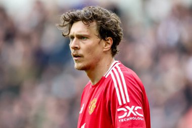 Manchester United takımından Victor Lindelf 13 Nisan 2025 'te St. James' s Park, Newcastle, İngiltere 'de oynanan Premier League maçında Newcastle United ile Manchester United maçını izliyor.