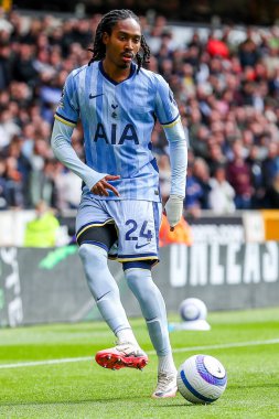 Tottenham Hotspur 'dan Djed Spence Premier Lig karşılaşmasında topu Wolverhampton Wanderers' a karşı Tottenham Hotspur 'a veriyor. Molineux, Wolverhampton, Birleşik Krallık, 13 Nisan 2025