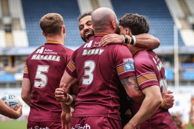 Huddersfield Giants takımından Jake Bibby, 13 Nisan 2025 'te John Smith Stadyumu' nda oynanan Betfred Süper Lig karşılaşmasında Huddersfield Giants ve Catalans Dragons maçını kutluyor.