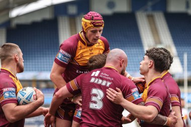 Huddersfield Giants takımından Jake Bibby, 13 Nisan 2025 'te John Smith Stadyumu' nda oynanan Betfred Süper Lig karşılaşmasında Huddersfield Giants ve Catalans Dragons maçını kutluyor.