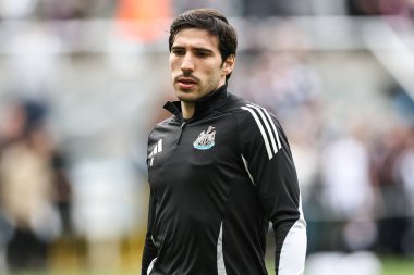 Newcastle United takımından Sandro Tonali Premier League karşılaşmasında maç öncesi ısınma oturumunda Newcastle United ile Manchester United St. James 's Park, Newcastle, İngiltere, 13 Nisan 2025