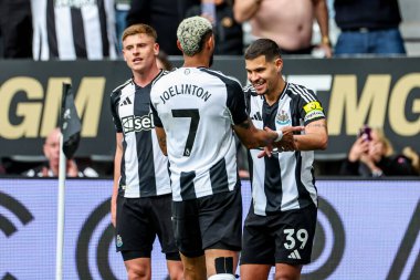 Newcastle United takımından Bruno Guimaraes, 13 Nisan 2025 'te St. James' s Park, Newcastle, İngiltere 'de oynanan Premier League maçı Newcastle United maçında takım arkadaşlarıyla 4-1 kazanma hedefini kutluyor.