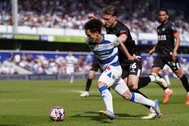 Queens Park Rangers takımından Koki Saito, Bristol City 'den Rob Dickie' nin baskısı altında Queens Park Rangers 'ın Bristol City' e karşı Kiyan Prince Foundation Stadyumu, Londra, İngiltere 'de 12 Nisan 2025' de oynadığı maçta topu sürüyor.