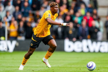 Wolverhampton Wanderers takımından Emmanuel Agbadou, Premier League maçında Wolverhampton Wanderers, Tottenham Hotspur 'a karşı Molineux, Wolverhampton, Birleşik Krallık' ta 13 Nisan 2025 'te koşuyor.