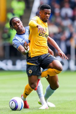 Wolverhampton Wanderers 'dan Nelson Semedo, Premier League karşılaşması sırasında Tottenham Hotspur' dan Mathys Tel tarafından baskı altına alındı. Wolverhampton Wanderers, Tottenham Hotspur 'a karşı, Molineux, Wolverhampton, Birleşik Krallık, 13 Nisan 2025